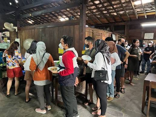 Interior meja kursi kayu