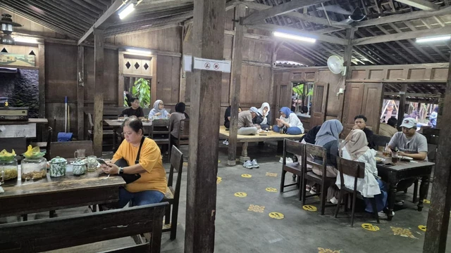 Menu Kopi dan Cemilan di meja