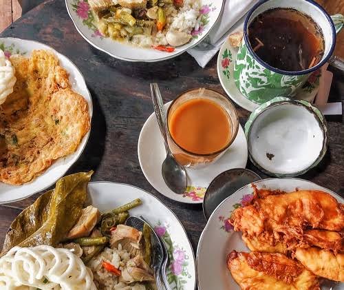 Meja dan cangkir kopi